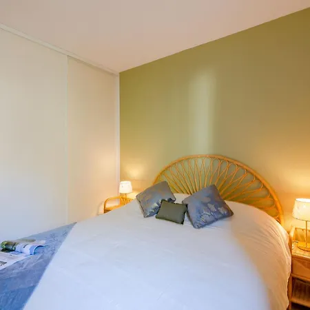 Apartment Les Calanques De Boulouris By Interhome